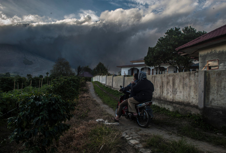 muntele sinabung eruptie vulcan indonezia