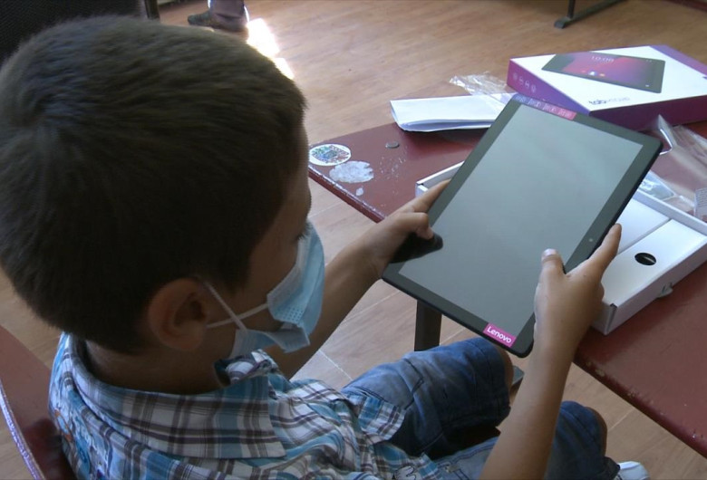Elev cu tabletă și mască, școală, educație, învățământ, teleșcoală
