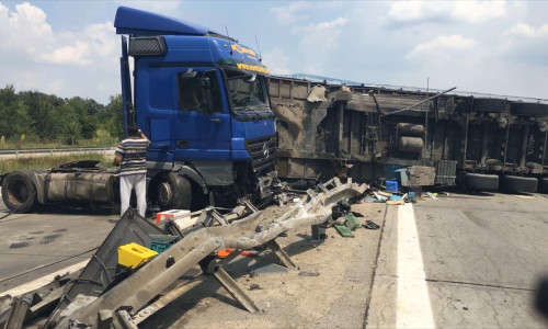 Camion rupt pe stradă