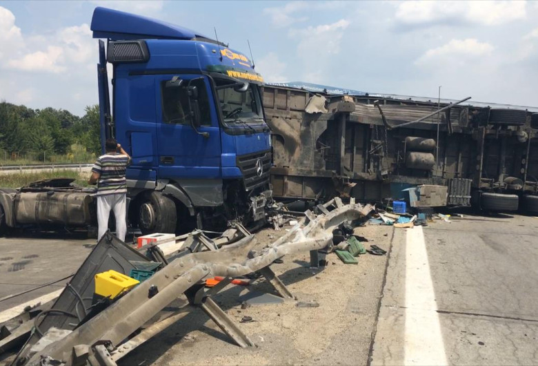 Camion rupt pe stradă