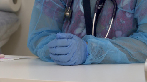 Medic cu mănuși și stetoscop, doctor, coronavirus