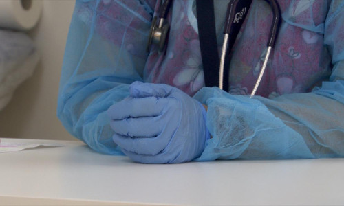 Medic cu mănuși și stetoscop, doctor, coronavirus