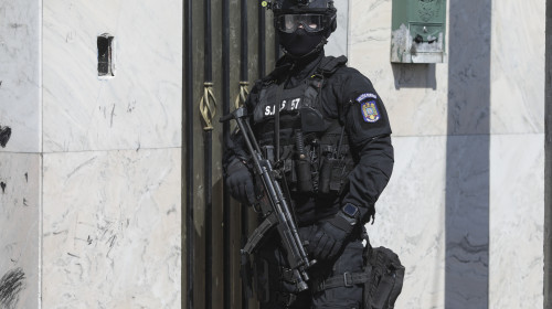 SIAS, polițist, clanul Duduianu, percheziții, armă