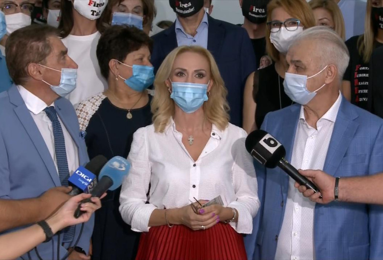 Gabriela Firea cu Petre Roman și Anghel Iordănescu