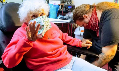 Femeie de 103 ani își face tatuaj
