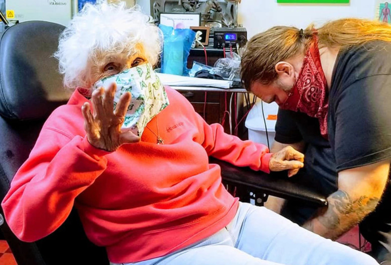 Femeie de 103 ani își face tatuaj