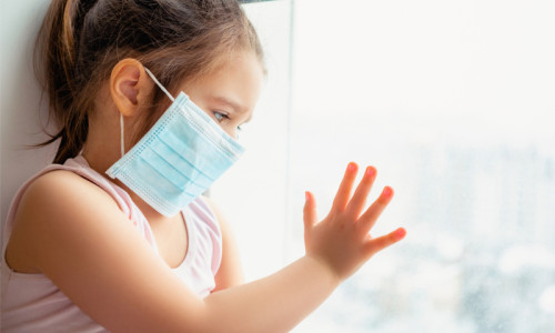 Fetiță cu mască de coronavirus, COVID-19 stă la fereastră, izolare, carantină