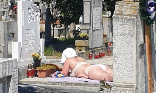 Face plajă pe mormânt la cimitir