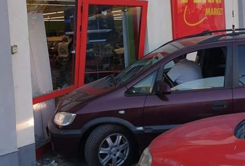 Mașină intrată în magazinul Penny Galați