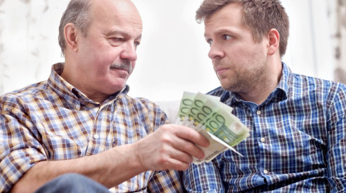 Părinte bărbat îi dă copilului (fiului) bani, întreținut, trântor, sprijin financiar, euro, împrumut