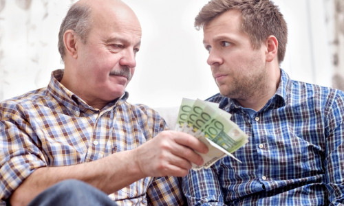 Părinte bărbat îi dă copilului (fiului) bani, întreținut, trântor, sprijin financiar, euro, împrumut