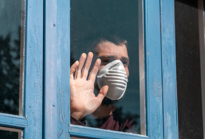 Bărbat cu mască izolat, în carantină, pacient infectat cu coronavirus, COVID-19, SARS-CoV-2