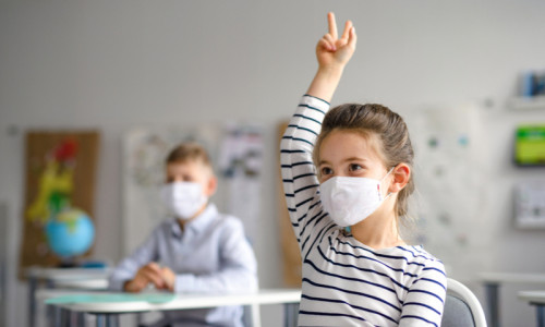Copii la școală, elevi, mască de coronavirus, COVID-19, SARS-CoV-2, asimptomatici