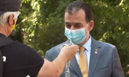 Ceaușescu îi dă lanț lui Ludovic Orban