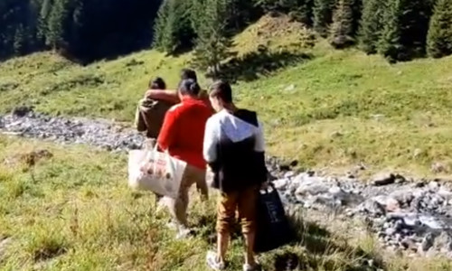 Drumeție montană cu troler și manele