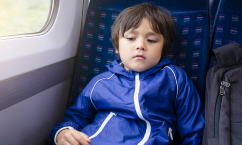 Băiat, elev în tren, transport feroviar, CFR, navetă, școlar