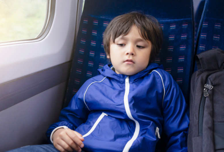 Băiat, elev în tren, transport feroviar, CFR, navetă, școlar