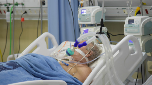 Pacient cu COVID-19, coronavirus, SARS-CoV-2, în spital, ventilat mecanic, Terapie Intensivă, ATI