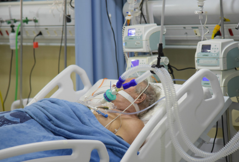 Pacient cu COVID-19, coronavirus, SARS-CoV-2, în spital, ventilat mecanic, Terapie Intensivă, ATI