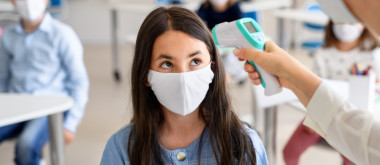 Elevă la clasă, cu profesoară care îi ia temperatura cu termoscaner, educație, mască de protecție, învățământ, ore, cursuri