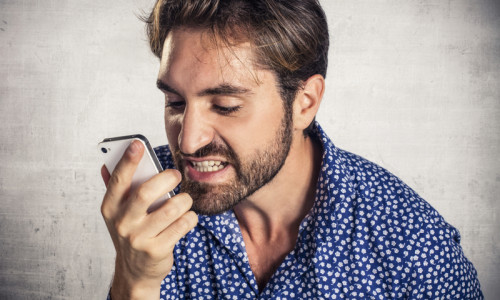 Bărbat vorbește la telefon, amenințare cu moartea, abuz verbal, agresor, bullying, telefon mobil, smartphone, hărțuire