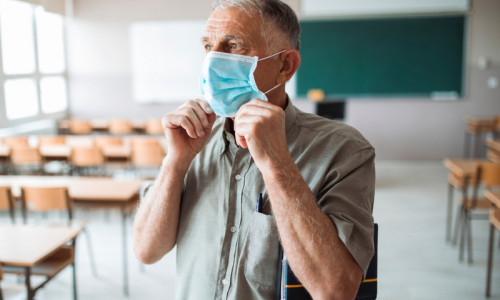 Profesor, dascăl, cadru didactic, bătrân cu mască, educație, elevi, școală, coronavirus, COVID-19, învățământ