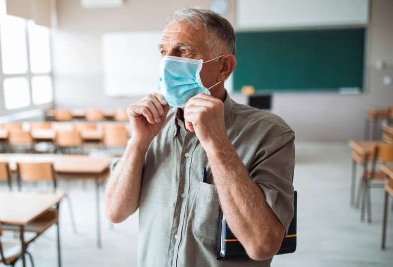 Profesor, dascăl, cadru didactic, bătrân cu mască, educație, elevi, școală, coronavirus, COVID-19, învățământ