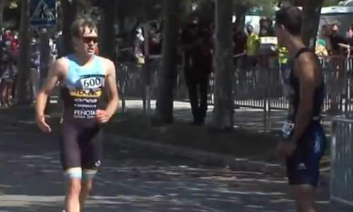 Atleți la un triatlon din Barcelona