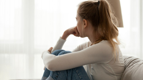 Tânără femeie deprimată, depresie, tristețe, îngrijorată, anxietate, tulburări psihice, sănătate mintală