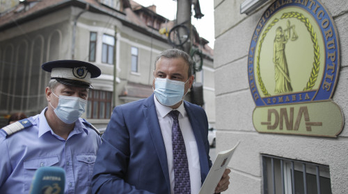Bogdan Enescu la DNA cu mască