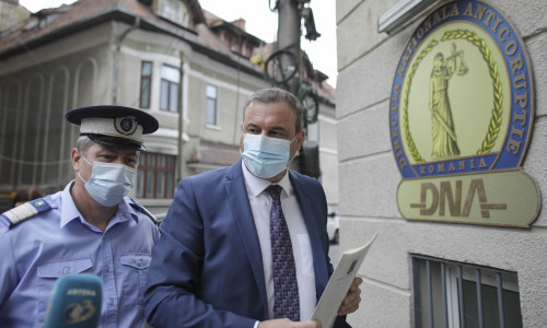 Bogdan Enescu la DNA cu mască