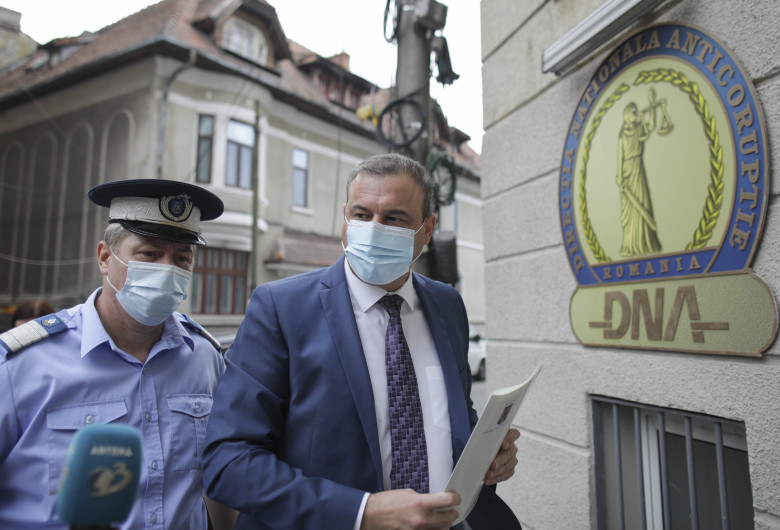 Bogdan Enescu la DNA cu mască
