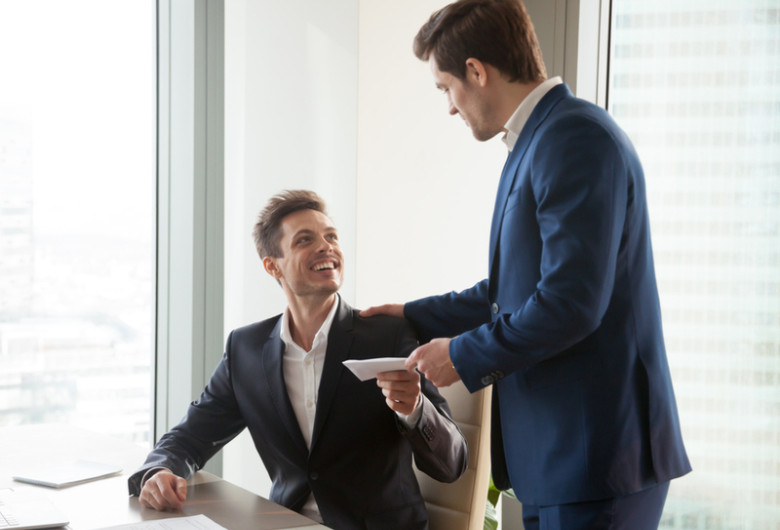 Șef, patron, director, manager cu angajat în birou, la muncă, serviciu, job, recrutare, angajare