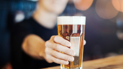Barman întinde o halbă de bere, băuturi alcoolice, pub, local, restaurant, HoReCa, terasă de vară
