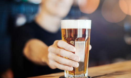 Barman întinde o halbă de bere, băuturi alcoolice, pub, local, restaurant, HoReCa, terasă de vară