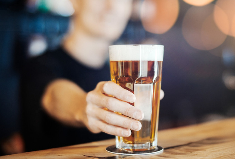 Barman întinde o halbă de bere, băuturi alcoolice, pub, local, restaurant, HoReCa, terasă de vară