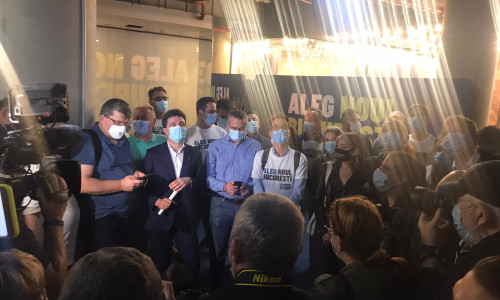 Nicușor Dan la sediul de campanie pentru alegerile locale