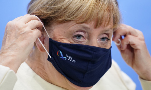 Angela Merkel cu mască de protecție