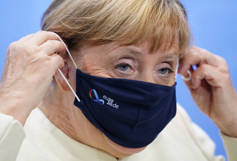 Angela Merkel cu mască de protecție