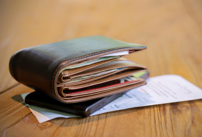 Portofel cu bani de salariu sau pensie, venituri, bancnote, fluturaș de leafă