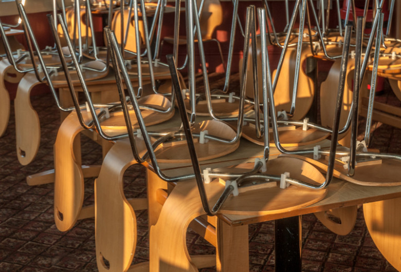 Restaurant închis, local, restricții de coronavirus, scaune pe mese goale, HoReCa