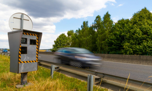 Viteză excesivă, șofer, mașină, auto, condus iresponsabil, accelerație