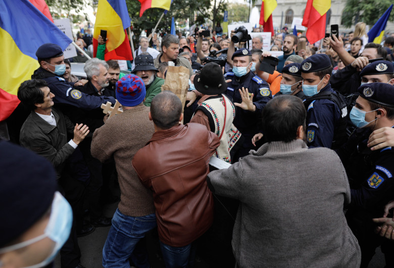 Protest antimască în Piața Universității