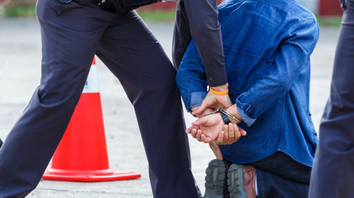 Polițist arestează un infractor, violență, reținere, cătușe
