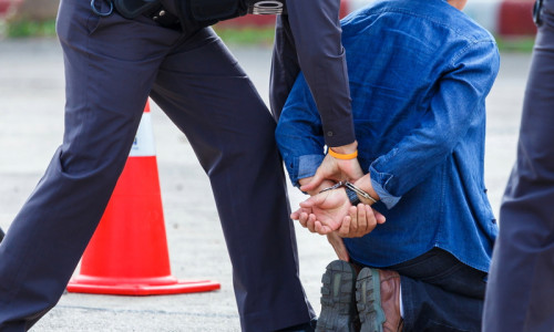 Polițist arestează un infractor, violență, reținere, cătușe