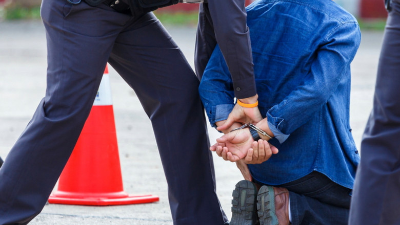 Polițist arestează un infractor, violență, reținere, cătușe