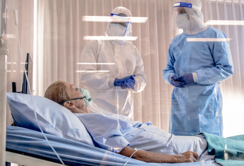 Pacientă bătrână de coronavirus, COVID-19, SARS-CoV-2 cu medici, doctori în spital, pe targă, pacientă, ATI, tratament, bolnavă
