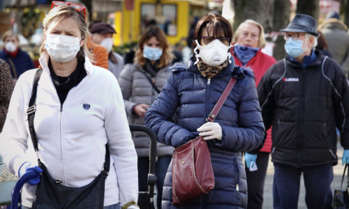 Oameni pe stradă cu măști mască de protecție, coronavirus, COVID-19