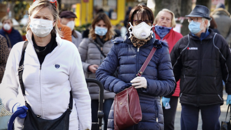Oameni pe stradă cu măști mască de protecție, coronavirus, COVID-19