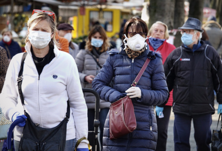 Oameni pe stradă cu măști mască de protecție, coronavirus, COVID-19